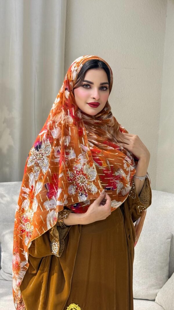 ثوب مخمل مع شيله ويل مطرزه بالخرز باللون الكركمي