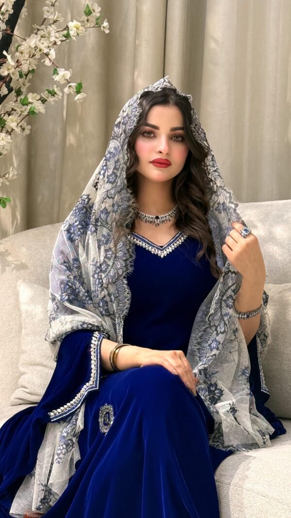 ⁦ثوب مخمل فخم مع شيله دانتيل باللون الازرق⁩ - الصورة ⁦2⁩