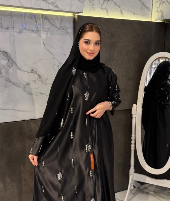 عباية تدمج بين الكلاسيك والفخامة خطوط الكريستال لامراة تبحث عن التميز